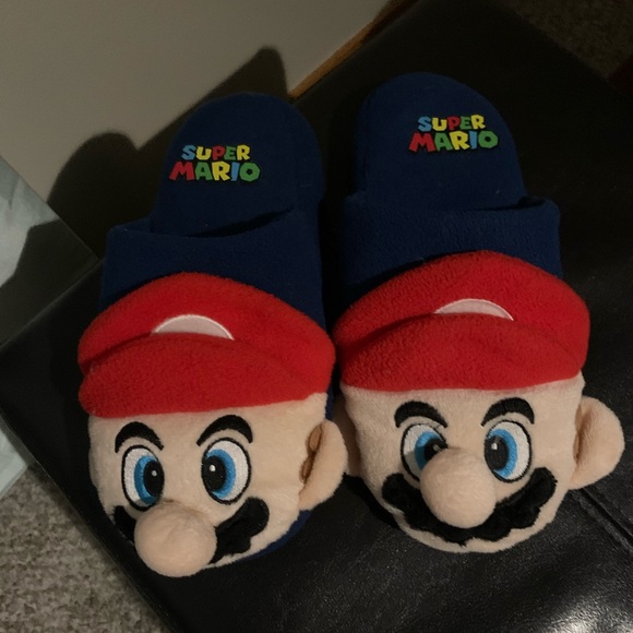 Super Mario kids Slippers. Size 4-5 - Picture 1 of 9